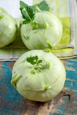 Olgun organik taze lahana kohlrabi, diyet sağlıklı sebze yakın plan.