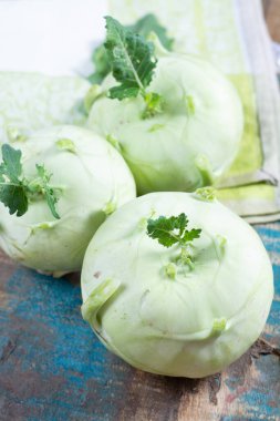 Olgun organik taze lahana kohlrabi, diyet sağlıklı sebze yakın plan.