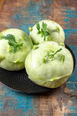 Olgun organik taze lahana kohlrabi, diyet sağlıklı sebze yakın plan.