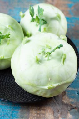 Olgun organik taze lahana kohlrabi, diyet sağlıklı sebze yakın plan.