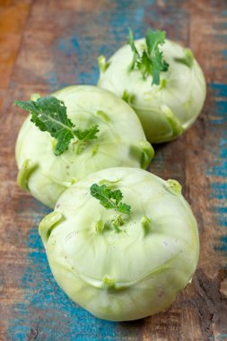 Olgun organik taze lahana kohlrabi, diyet sağlıklı sebze yakın plan.