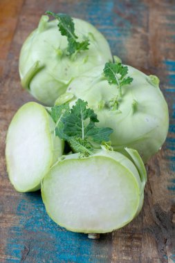 Olgun organik taze lahana kohlrabi, diyet sağlıklı sebze yakın plan.