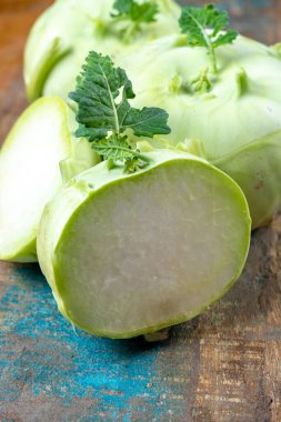 Olgun organik taze lahana kohlrabi, diyet sağlıklı sebze yakın plan.