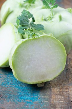 Olgun organik taze lahana kohlrabi, diyet sağlıklı sebze yakın plan.