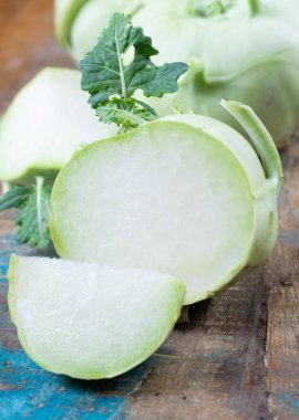 Olgun organik taze lahana kohlrabi, diyet sağlıklı sebze yakın plan.
