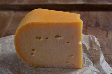 Beemster peyniri, sert Hollanda peyniri deniz seviyesinin 4 metre altında deniz kil üzerinde yetişen çimenden yapılan inek sütünden yapılır.