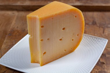 Beemster peyniri, sert Hollanda peyniri deniz seviyesinin 4 metre altında deniz kil üzerinde yetişen çimenden yapılan inek sütünden yapılır.