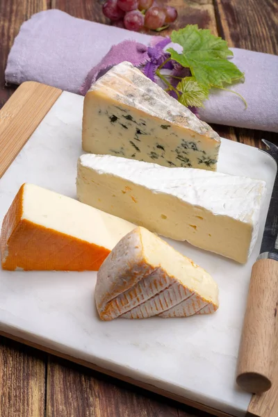 Plato Degustación Con Cuatro Quesos Francia Brie Crema Marcaire Paulin — Foto de Stock