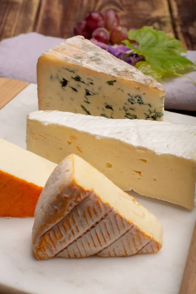 Plato Degustación Con Cuatro Quesos Francia Brie Crema Marcaire Paulin — Foto de Stock
