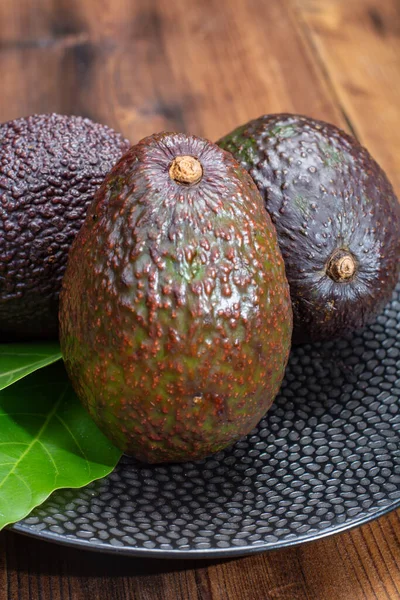 Maturare Avocado Sano Hass Biologico Nuovo Raccolto Vicino — Foto Stock