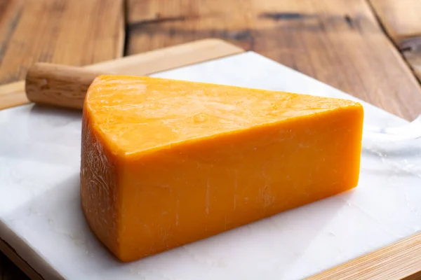 Pedaço Queijo Duro Amarelo Brilhante Cheddar Originário Aldeia Inglesa Cheddar — Fotografia de Stock