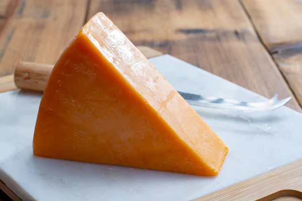 Kawałek Jasnożółtego Sera Twardego Cheddar Pochodzącego Angielskiej Wioski Cheddar Somerset — Zdjęcie stockowe