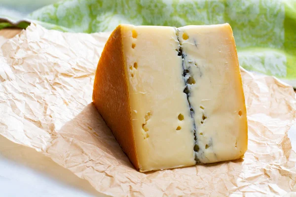 Γαλλικό Ημίσκληρο Τυρί Αγελαδινού Γάλακτος Morbier Από Την Περιοχή Franche — Φωτογραφία Αρχείου