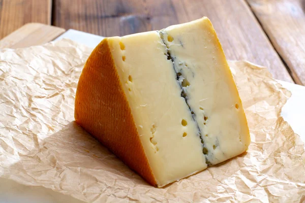 薄い黒層と強い香りが閉じフランシュ コメット地方のフランスの半柔らかい牛乳チーズモルビエ — ストック写真
