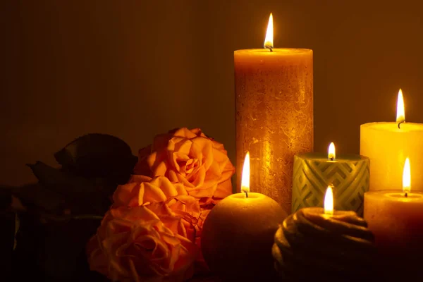 Zes Brandende Kaarsen Rozen Warme Kleuren Gevoelens Geheugen Zachte Warme — Stockfoto