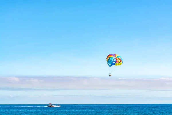Morze Plaża Sport Dla Turystów Parasailing Błękitnym Niebie Przestrzeń Kopiowania — Zdjęcie stockowe