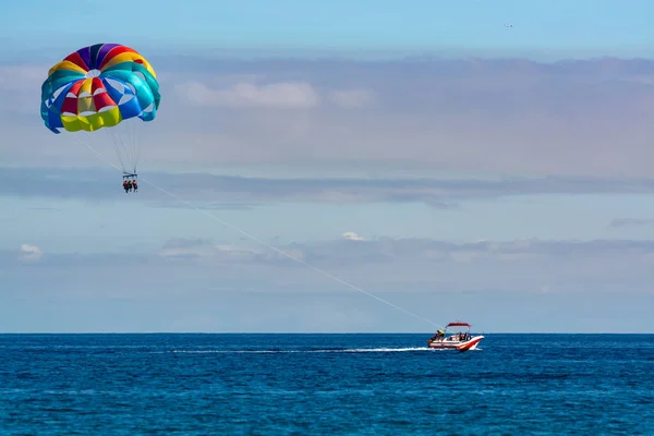 Morze Plaża Sport Dla Turystów Parasailing Błękitnym Niebie Przestrzeń Kopiowania — Zdjęcie stockowe