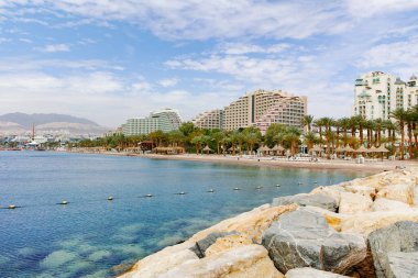 Şehir manzarası, güneşli Eilat 'ın panoramik manzarası, İsrail' in güneyindeki Negev çölünde turistik ve tatil için lüks vaha Kızıl Deniz 'de.