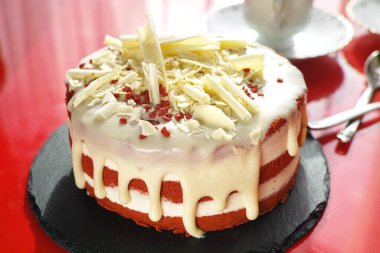 Klasik Amerikan tatlı kırmızı kadife pastası geleneksel olarak kırmızı, kahverengi, çikolata katmanlı, beyaz krem peynirli ya da fırından çıkan ermin kremalı pastadır..