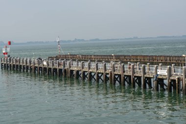 Vlissingen yakınlarındaki deniz, Zeeland, Hollanda, gelgitte eski ahşap iskele