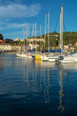 13 Ağustos 2018, Saint-Mandrier-sur-Mer, Provence, Fransa 'da güneşli bir günde küçük balıkçılar ve yat cenneti.