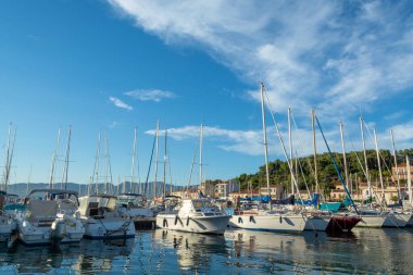 13 Ağustos 2018, Saint-Mandrier-sur-Mer, Provence, Fransa 'da güneşli bir günde küçük balıkçılar ve yat cenneti.