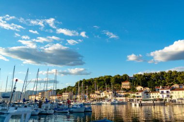 13 Ağustos 2018, Saint-Mandrier-sur-Mer, Provence, Fransa 'da güneşli bir günde küçük balıkçılar ve yat cenneti.