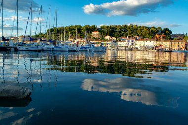 13 Ağustos 2018, Saint-Mandrier-sur-Mer, Provence, Fransa 'da güneşli bir günde küçük balıkçılar ve yat cenneti.