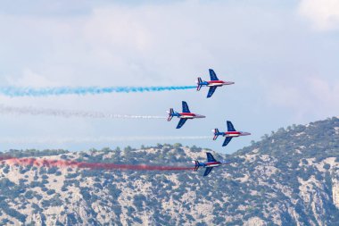 Toulon, FRANCE - 15 Ağustos 2018: Patrouille de France akrobatik takımı, Fransız Hava Kuvvetleri 'nin ünlü gösterisi, Patrouille de France' ın alfa jetleri tam düzende..