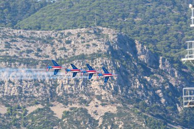 Toulon, FRANCE - 15 Ağustos 2018: Patrouille de France akrobatik takımı, Fransız Hava Kuvvetleri 'nin ünlü gösterisi, Patrouille de France' ın alfa jetleri tam düzende..