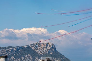 Toulon, FRANCE - 15 Ağustos 2018: Patrouille de France akrobatik takımı, Fransız Hava Kuvvetleri 'nin ünlü gösterisi, Patrouille de France' ın alfa jetleri tam düzende..