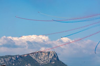 Toulon, FRANCE - 15 Ağustos 2018: Patrouille de France akrobatik takımı, Fransız Hava Kuvvetleri 'nin ünlü gösterisi, Patrouille de France' ın alfa jetleri tam düzende..