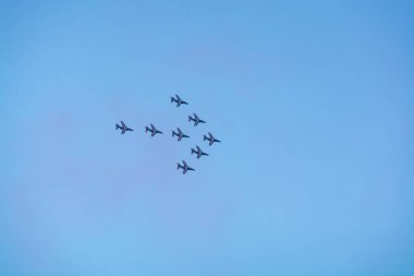 Toulon, FRANCE - 15 Ağustos 2018: Patrouille de France akrobatik takımı, Fransız Hava Kuvvetleri 'nin ünlü gösterisi, Patrouille de France' ın alfa jetleri tam düzende..