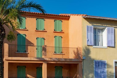 Provence, Fransa 'nın renkleri, Akdeniz' in küçük bir şehrinde yaz mevsimi, renkli cepheler, pencereler ve palmiye ağaçları.