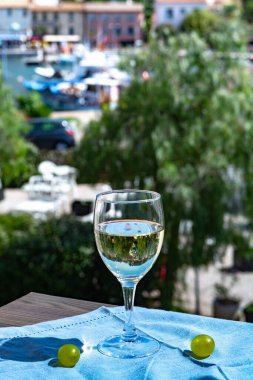 Provence, Fransa 'nın beyaz şarabı, açık terasta soğuk keçi peyniri ve güneşli bir günde şarap kadehi ile servis edilir.