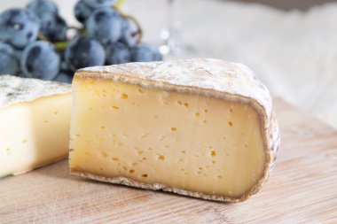 Fransız Alplerinde üretilen iki parça sert inek ya da keçi peyniri Tomme ya da Tome.