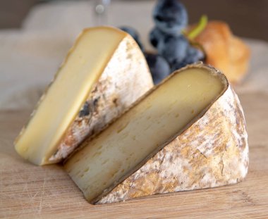 Fransız Alplerinde üretilen iki parça sert inek ya da keçi peyniri Tomme ya da Tome.