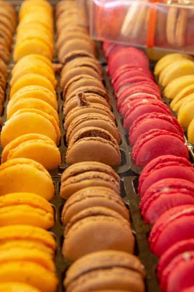 Macarrones Almendras Coloridas Recién Horneadas Pasteles Franceses Tradicionales Cerca — Foto de Stock