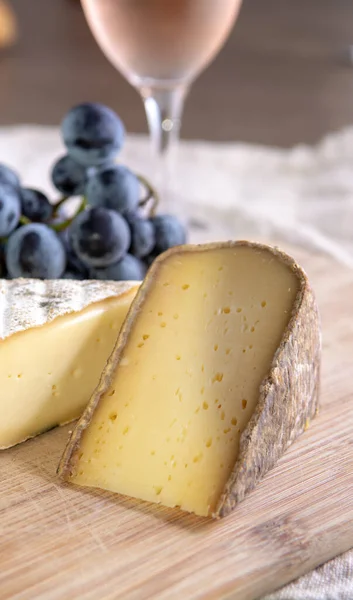 Due Pezzi Formaggio Francese Mucca Dura Capra Tomme Tome Prodotti — Foto Stock