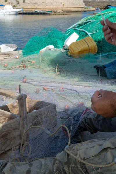 Morning landscape photo made in Gallipoli pier, fishermen reparing his fishermen net after fishing, Apulia, Italy — Stock Image Morning Landscape Photo Made Gallipoli Pier Fishermen Reparing His Fishermen Stock Picture