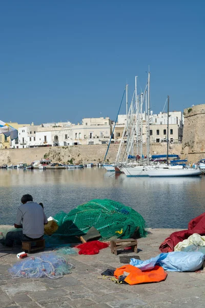 Morning landscape photo made in Gallipoli pier, fishermen reparing his fishermen net after fishing, Apulia, Italy — Stock Image Morning Landscape Photo Made Gallipoli Pier Fishermen Reparing His Fishermen Stock Photo