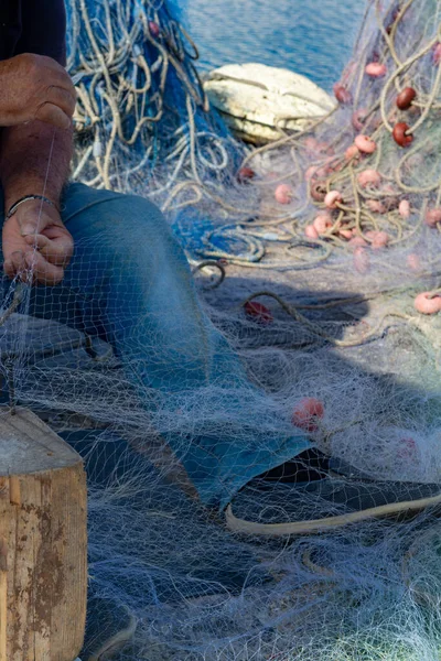 Morning landscape photo made in Gallipoli pier, fishermen reparing his fishermen net after fishing, Apulia, Italy — Stock Image Morning Landscape Photo Made Gallipoli Pier Fishermen Reparing His Fishermen Royalty Free Stock Photos