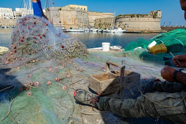 Morning landscape photo made in Gallipoli pier, fishermen reparing his fishermen net after fishing, Apulia, Italy — Stock Image Morning Landscape Photo Made Gallipoli Pier Fishermen Reparing His Fishermen Stock Image