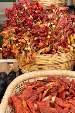İtalyan pazarında kırmızı İtalyan güneşi kurutulmuş domates ve acı biber.