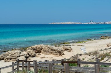 Turkuaz açık mavi deniz suyu, yaz tatili için en iyi plaj, deniz tatili konsepti.