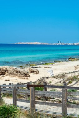 Turkuaz açık mavi deniz suyu, yaz tatili için en iyi plaj, deniz tatili konsepti.