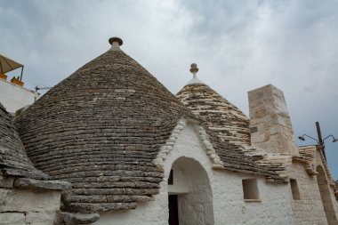 Eşsiz küçük Güney İtalya şehri Alberobello antika taşlarla koni evleri trullo, turizm merkezi, Bari yakınlarındaki Apulia bölgesi.