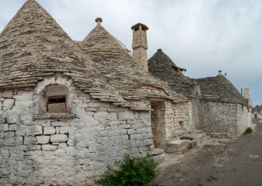 Eşsiz küçük Güney İtalya şehri Alberobello antika taşlarla koni evleri trullo, turizm merkezi, Bari yakınlarındaki Apulia bölgesi.