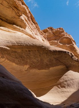 Çölde güzel bir jeolojik oluşum, renkli kumtaşı kanyon yürüyüş rotası, İsrail 'in Negev çölünde Kızıl Kanyon.