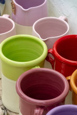 Renkli seramik kavanozlar, saksılar, satılık vazolar.